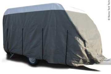 Plachta slouží jako významná ochrana karavanu.