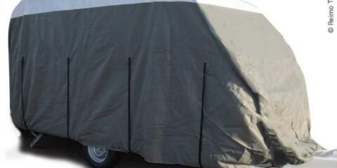 Plachta slouží jako významná ochrana karavanu.