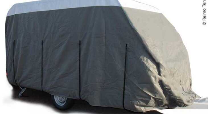 Plachta slouží jako významná ochrana karavanu.