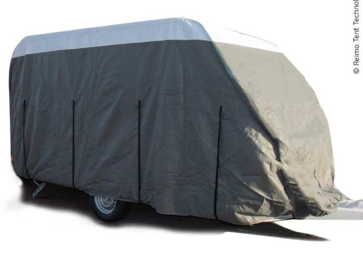 Plachta slouží jako významná ochrana karavanu.