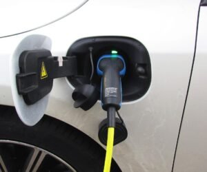 Zánovní elektromobil nabízí moderní technologie, nižší pořizovací cenu a často i platnou záruku výrobce.