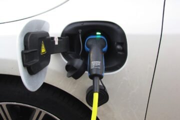 Zánovní elektromobil nabízí moderní technologie, nižší pořizovací cenu a často i platnou záruku výrobce.