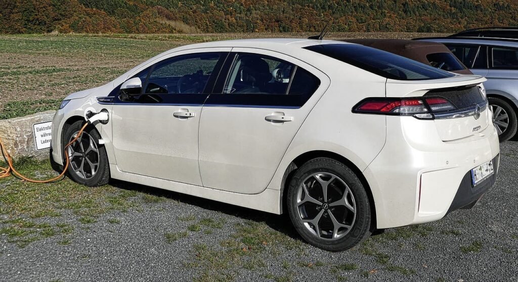 Při výběru elektromobilu je důležité zohlednit technický stav, historii vozu i budoucí způsob jeho využívání.